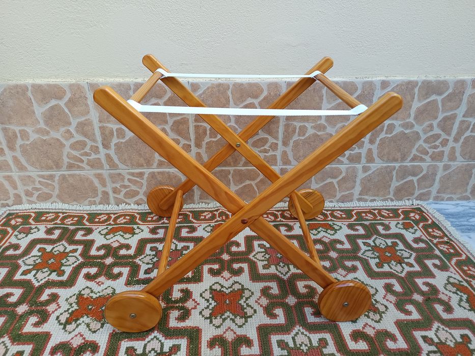 Suporte para Alcofa em madeira com rodas