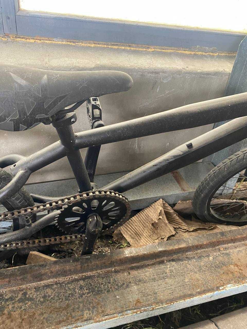 Велосипед чорний BMX