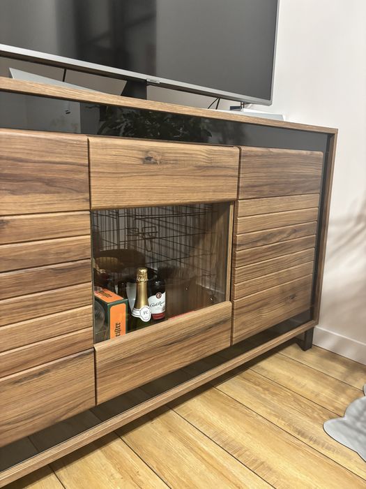 Komoda z przeszkleniem czarna szkło