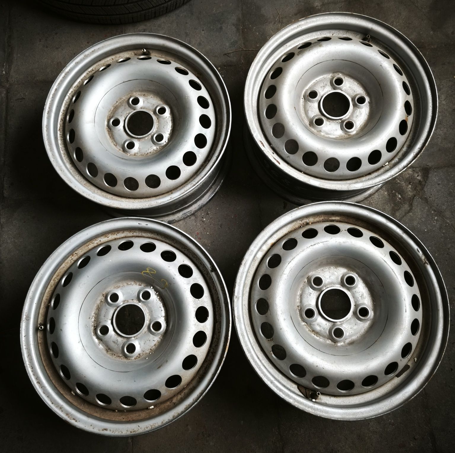 [736] 4 szt. Felgi stalowe VW T5, T6 5x120x16