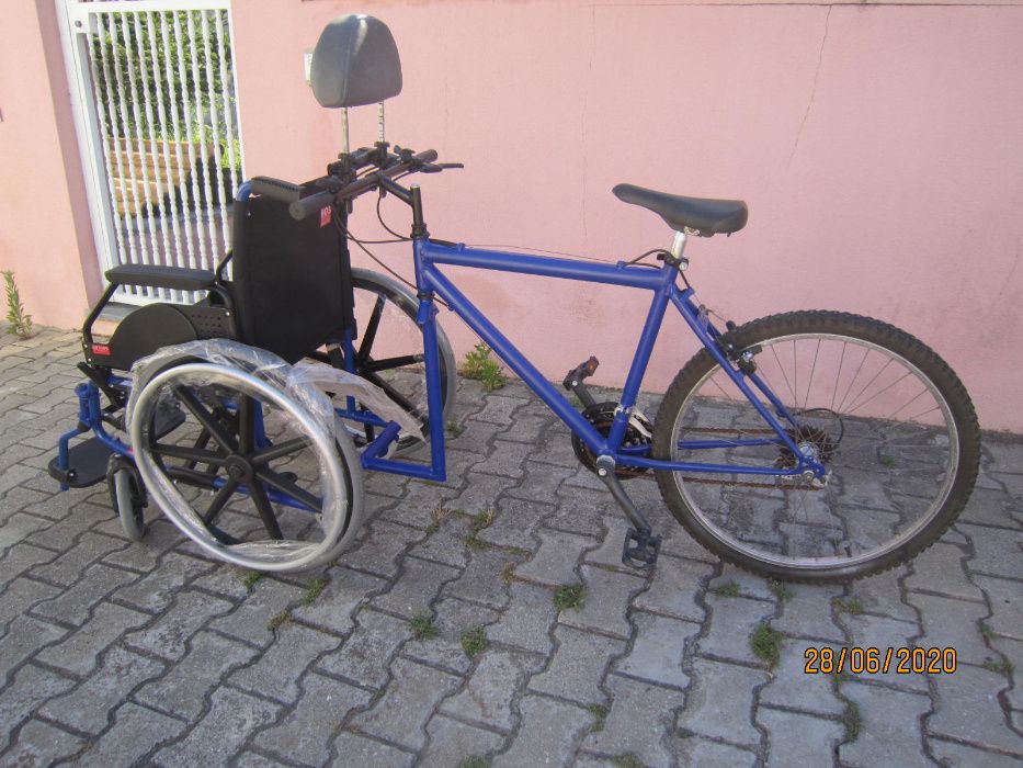 Cadeira de rodas com bicicleta