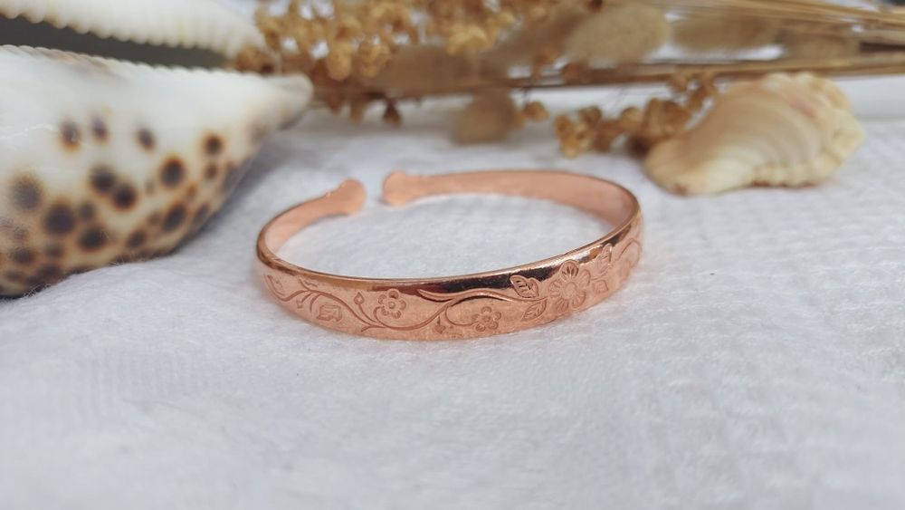 Pulseira de cobre com baixo relevo folhas