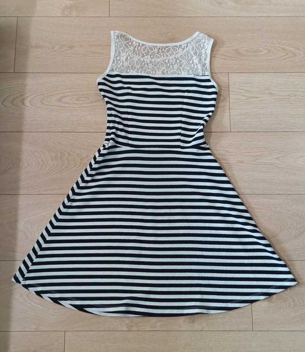 Letnia sukienka w czarno białe paski
