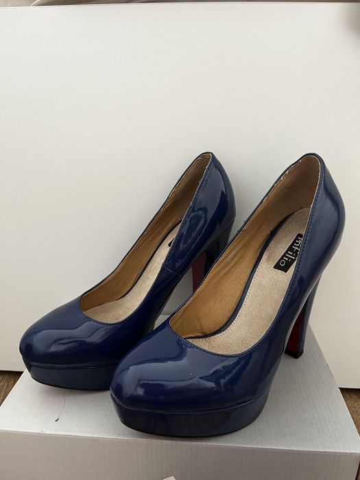 Niebieskie obcasy z czerwona podeszwą