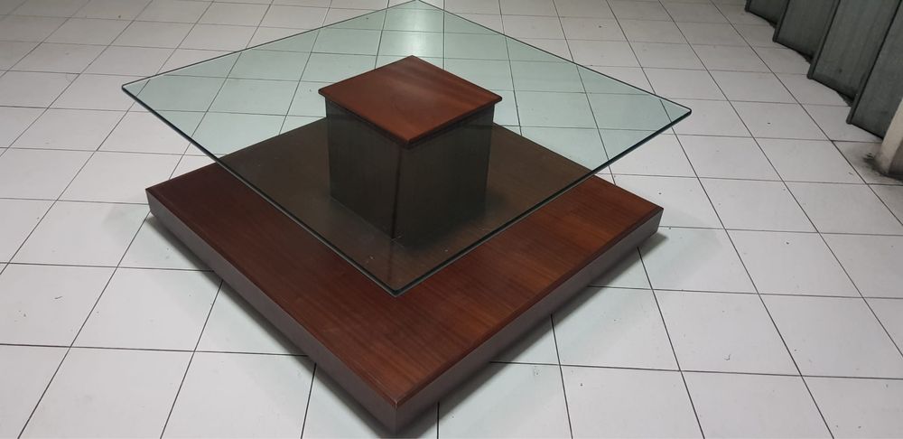 Mesa de apoio em madeira e vidro