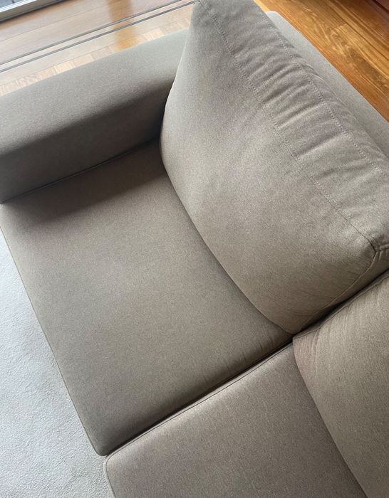 Dois sofás castanho claro