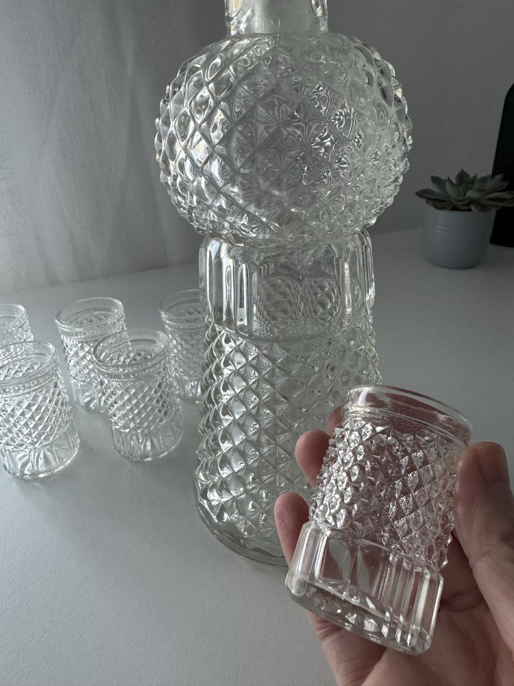 Conjunto de garrafa e seis copos em cristal