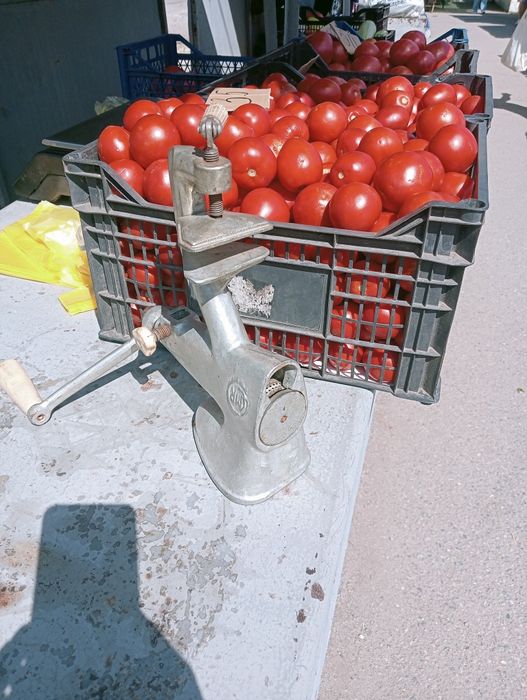 Соко вижималка ручна , важить 3,550 ,гарному стані