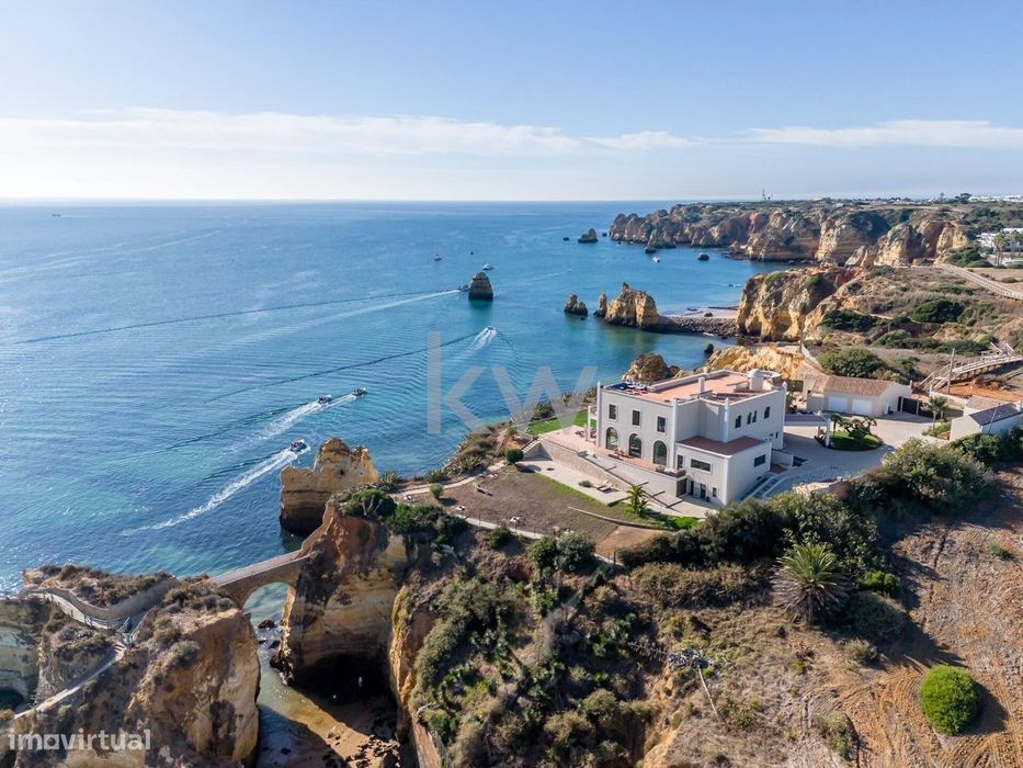 Moradia de Luxo à Beira-Mar com Vista Panorâmica e Acesso Direto à Pra