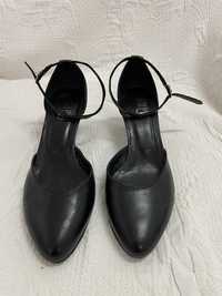 Sapatos marca Foreva cor preto