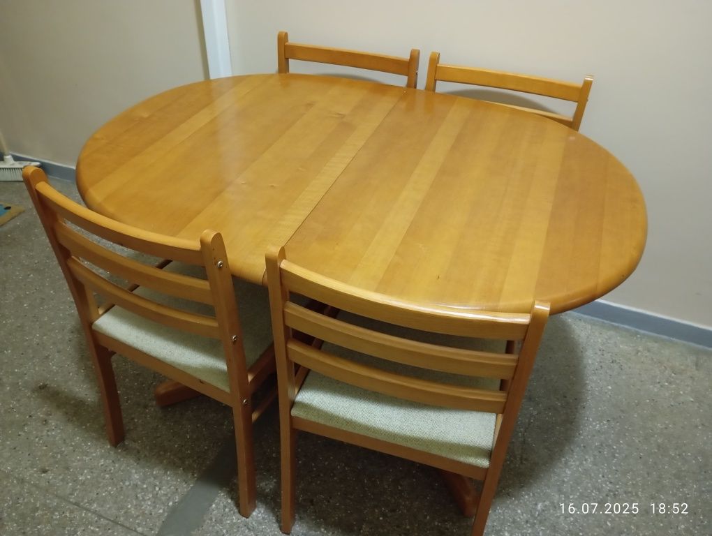 Stół rozkładany z krzesłami