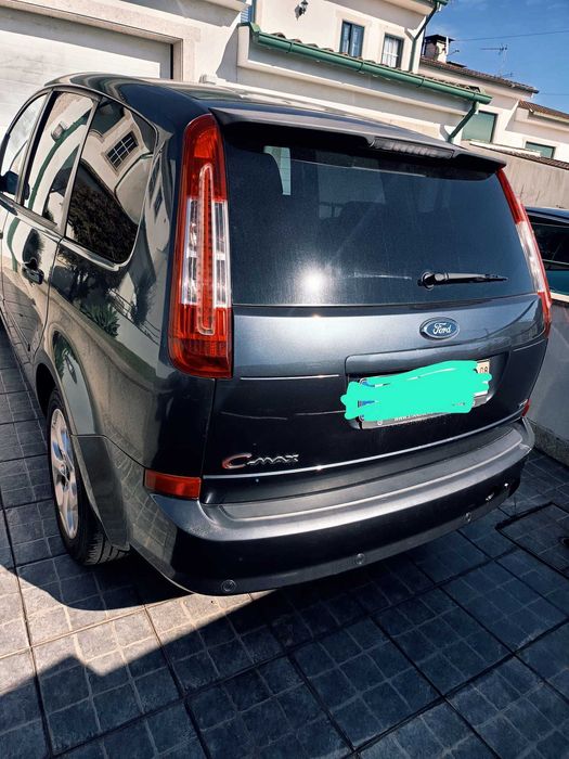Carrinha Ford C-max muito bem estimada