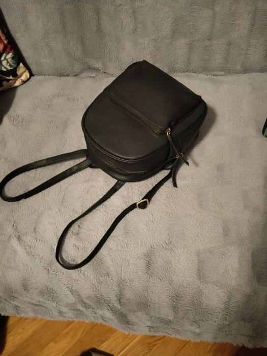 Plecak czarny zapinany na suwak z przodu kieszeń na suwak stan idealny