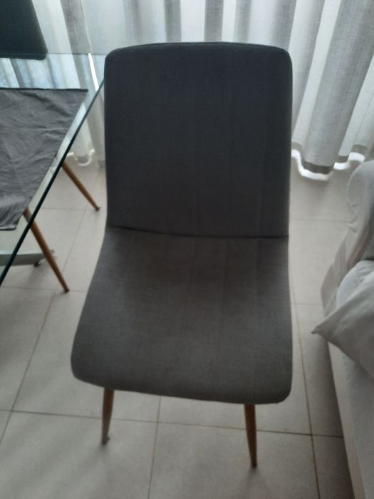 Mesa de vidro com cadeiras