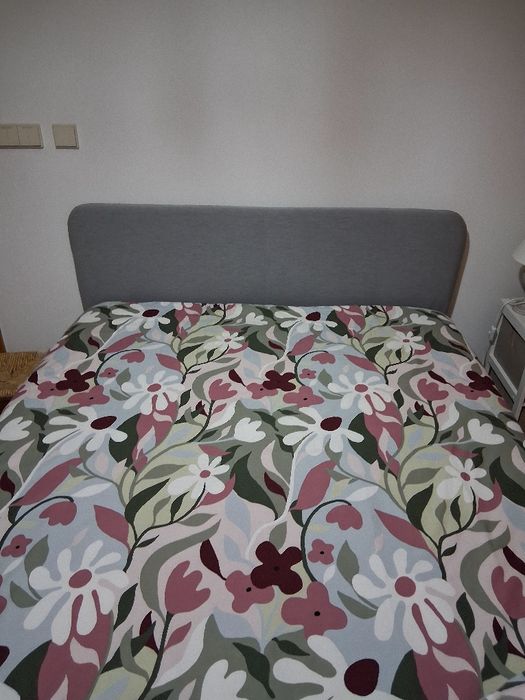 Cama casal excelente estado, com colchão.