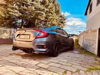 Dokładka zderzaka tył i końcówki rur wydechowych Honda Civic X sedan.