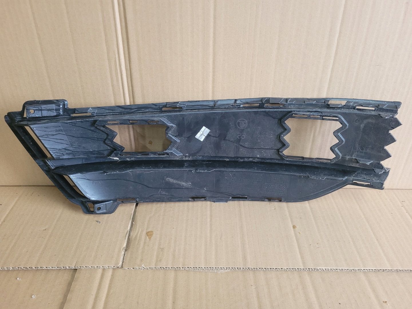SKODA KAROQ 57A PRAWA KRATKA ZDERZAKA ZAŚLEPKA 57A807368