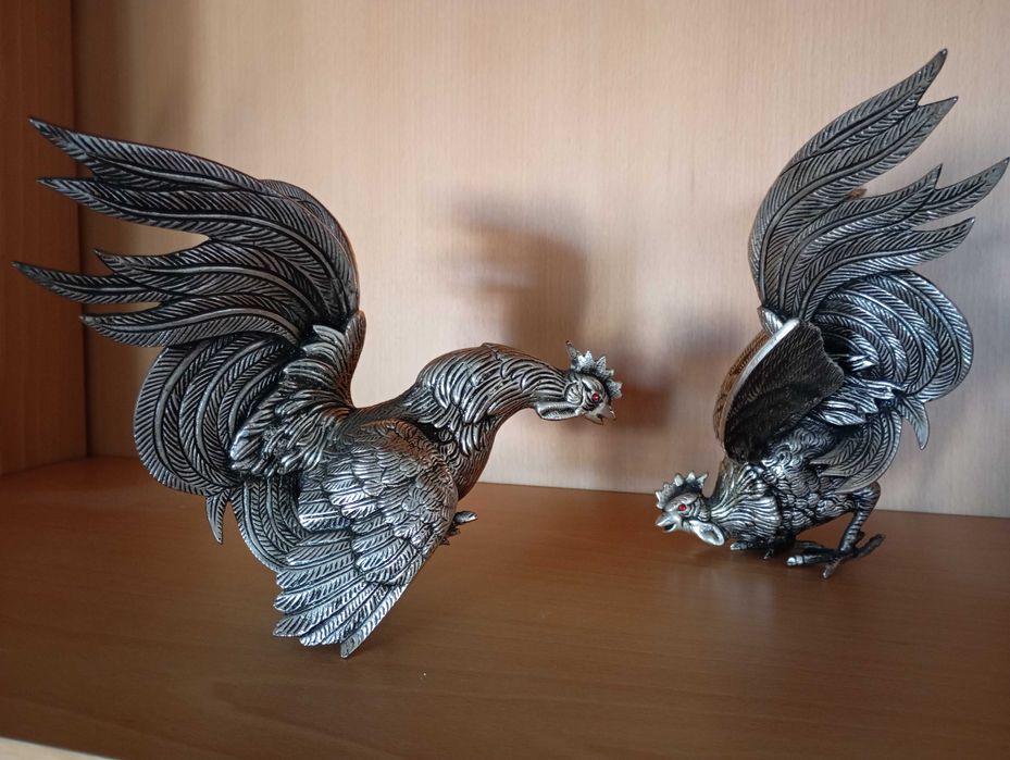 Conjunto de dois Galos de metal prateado.