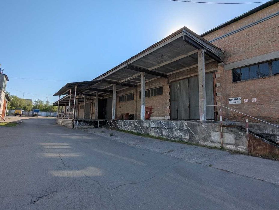 Здамо в оренду майданчик та склади зрампою та напольні  на Обухова 66А