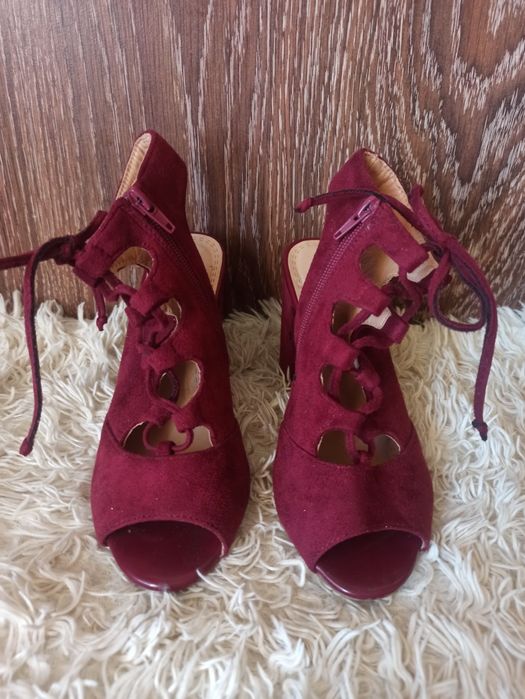 Босоніжки у відмінному стані 35 розміру