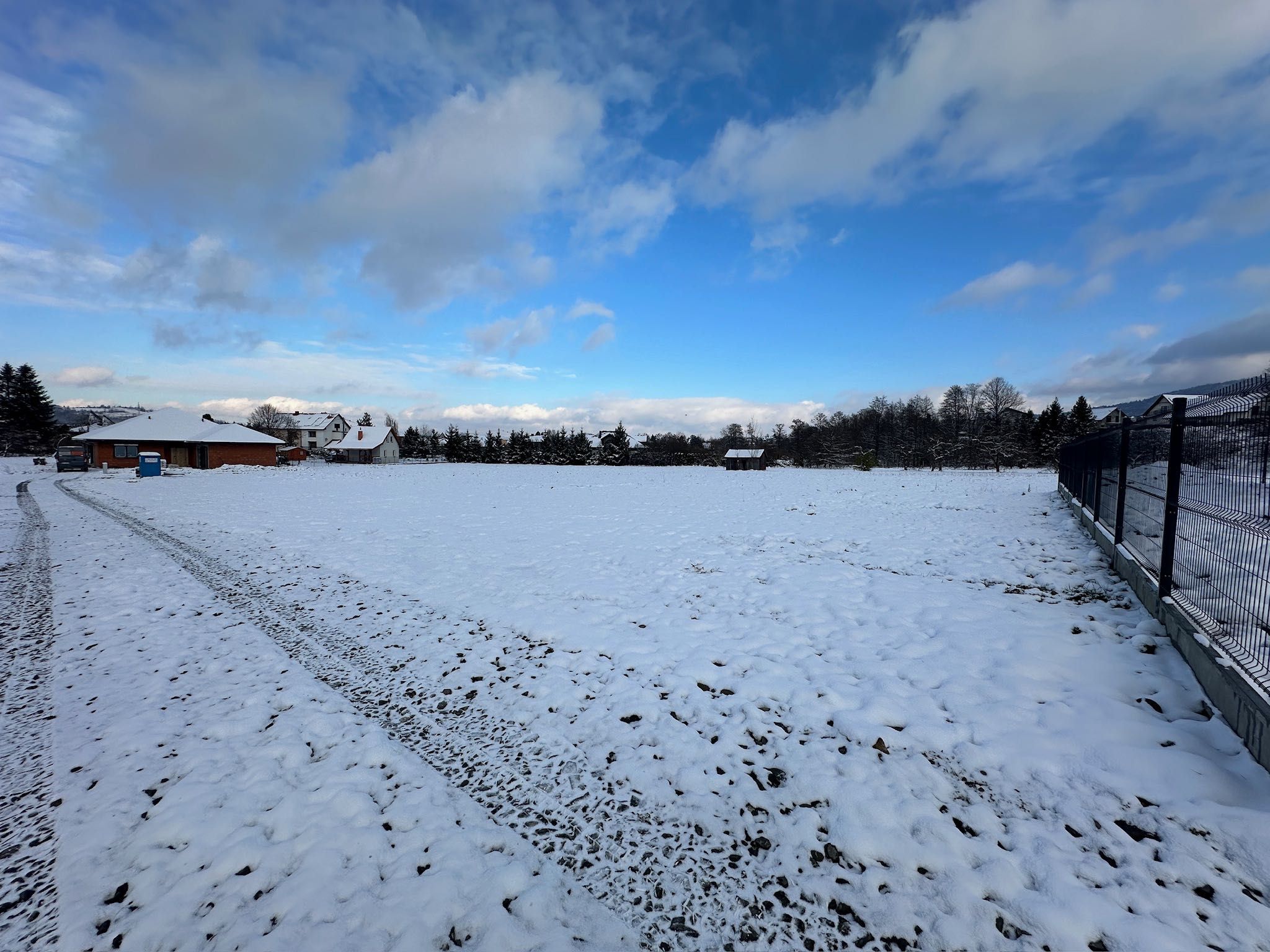 Piękna działka budowlana u podnóża gór - 05C