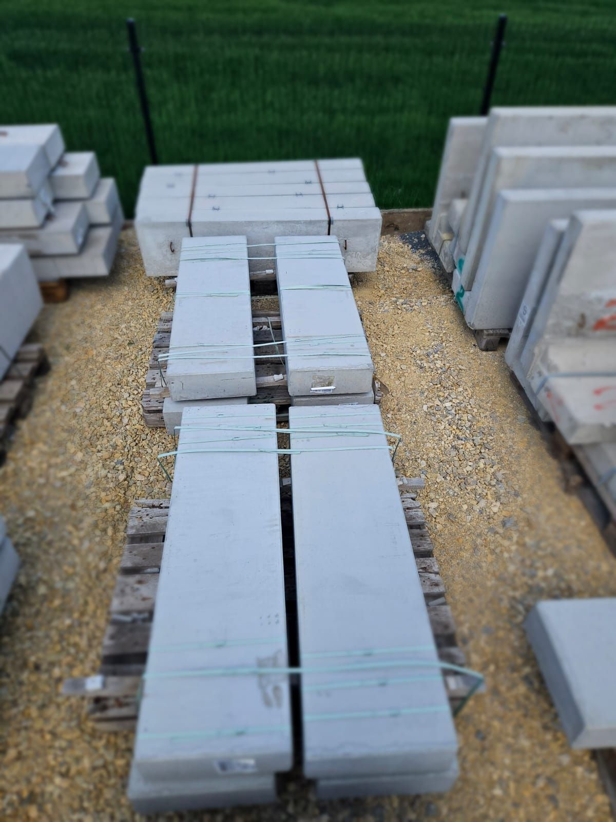 Elki, mur oporwy, Stopnie betonowe z betonu architektonicznego,  gła