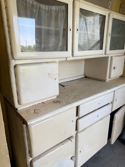 Stary kredens do renowacji