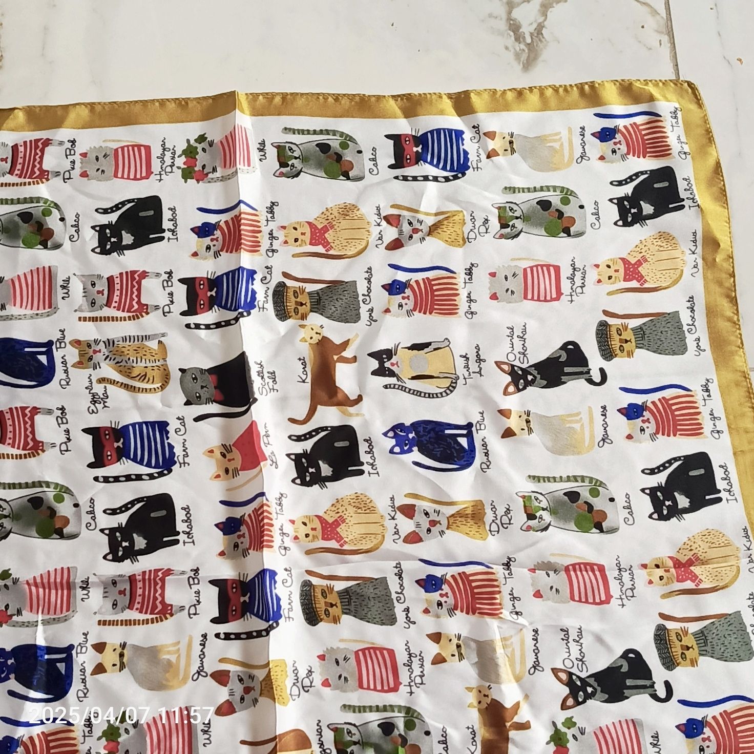 Nowa apaszka chusta 70 x 70 koty biało-złote