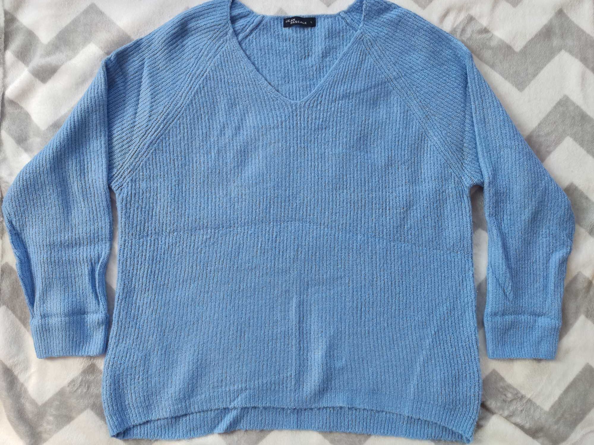 Niebieski błękitny sweter dekolt V