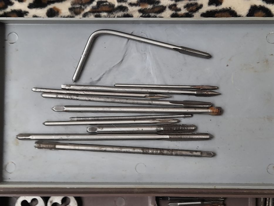 Набор метчиков,плашек.РИС-1.Сделано в ссср.