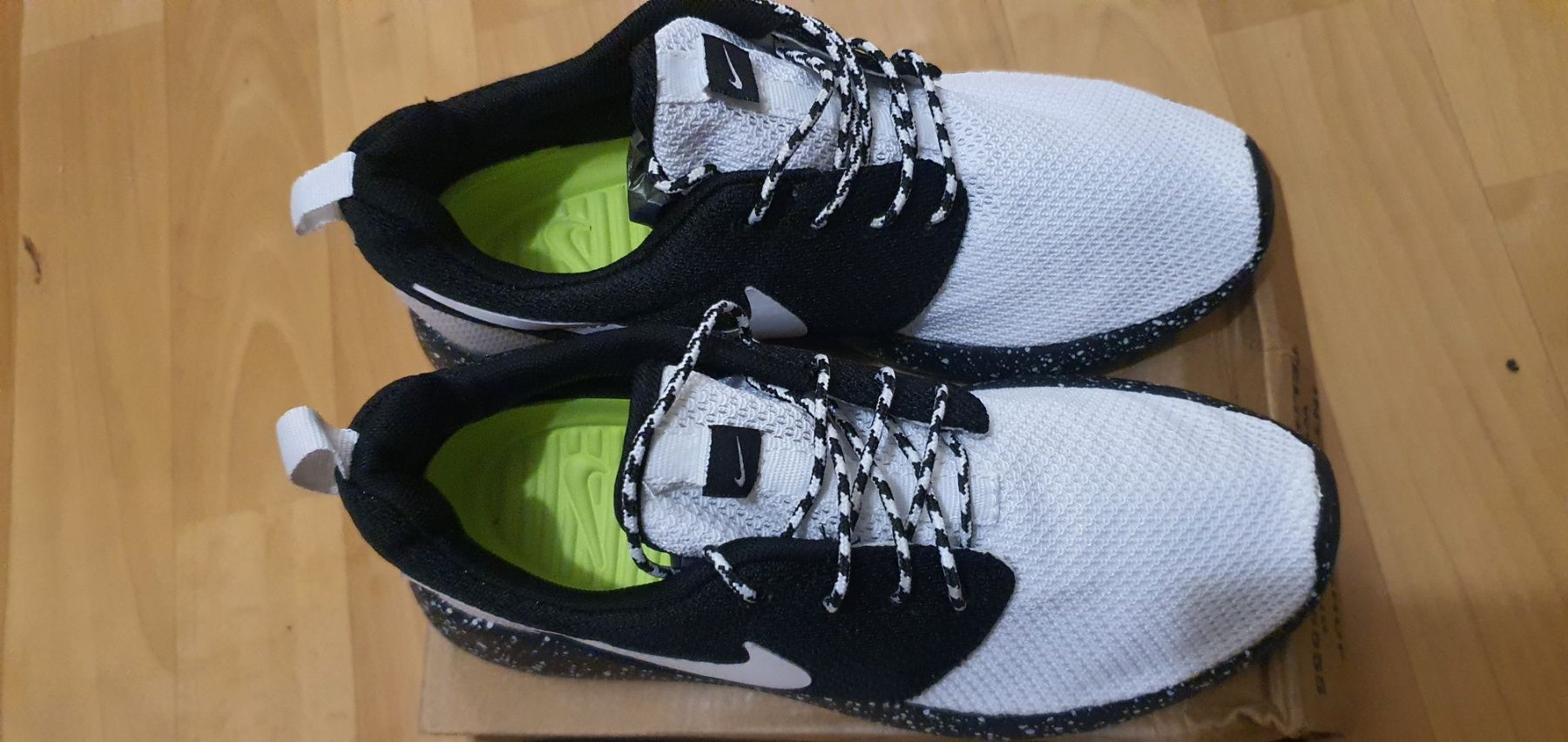 Кроссовки фирмы Nike roshe run