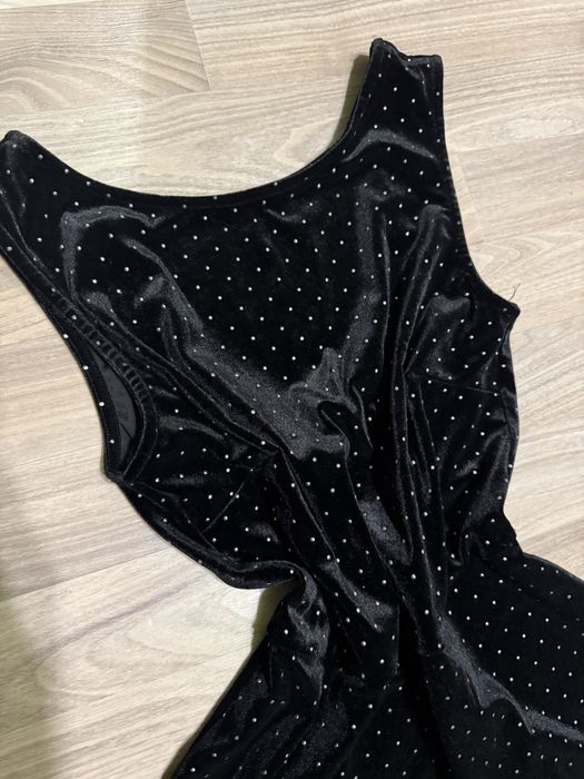 Велюровое поатье в стразы