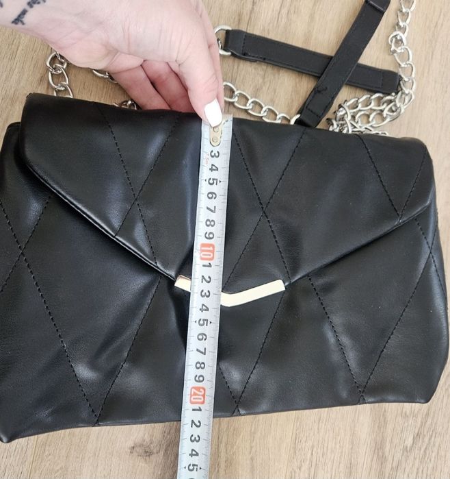 Czarna torebka na łańcuszku pikowana nowa