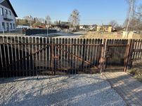 Brama skrzydłowa plus furtka .