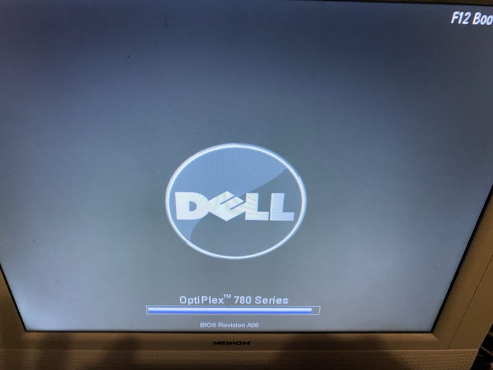 Komputer Dell 780 z systemem i klawiaturą.