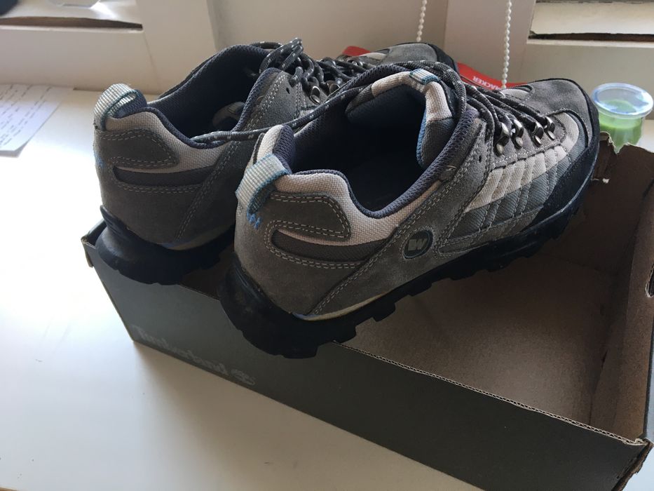 Sapatilhas de Montanhismo Novas