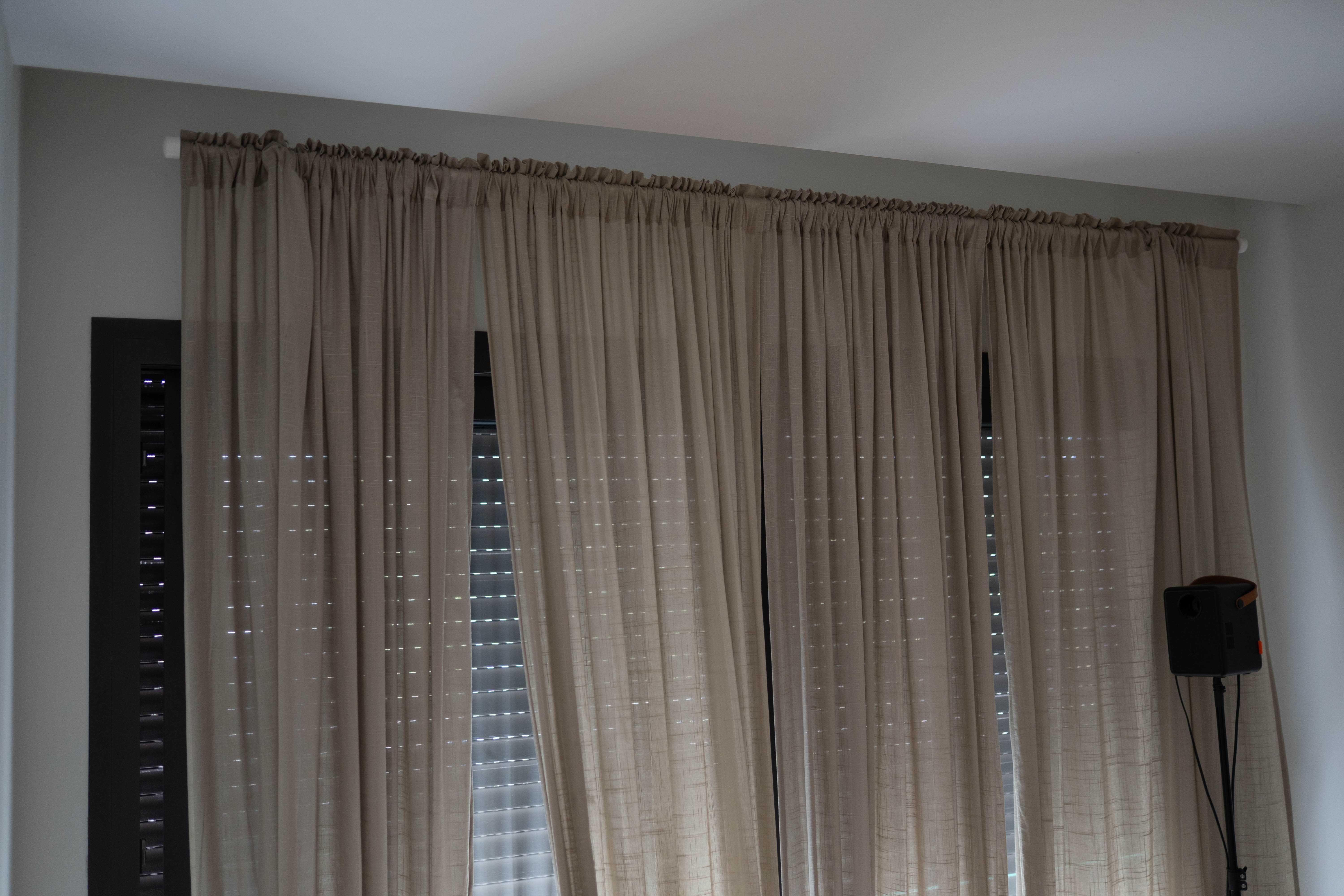 Kit 2 Cortinas + 2 varões + 4 suportes de parede