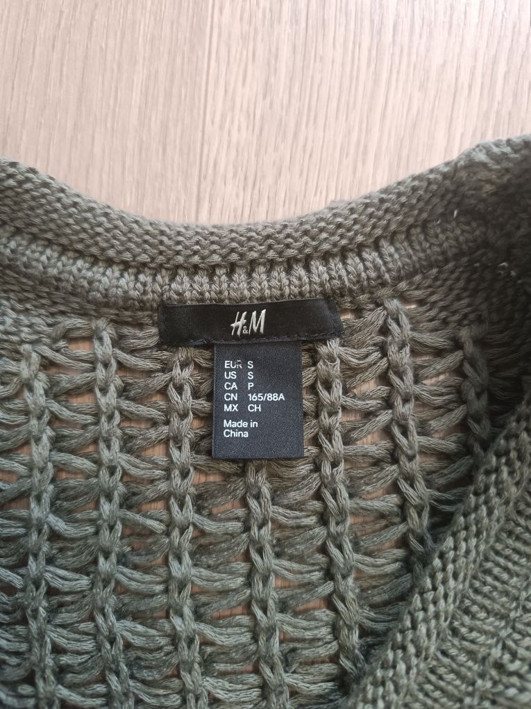 Sweter z dziurami