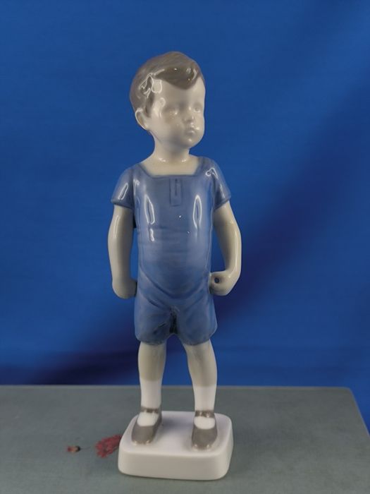 Chłopiec z kamieniem Bing&Grondahl Kopenhaga nr.1617 #porcelana