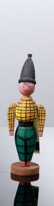 Escultura em madeira assinada