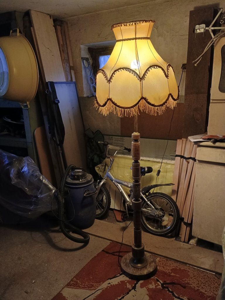Stara lampa stojąca retro