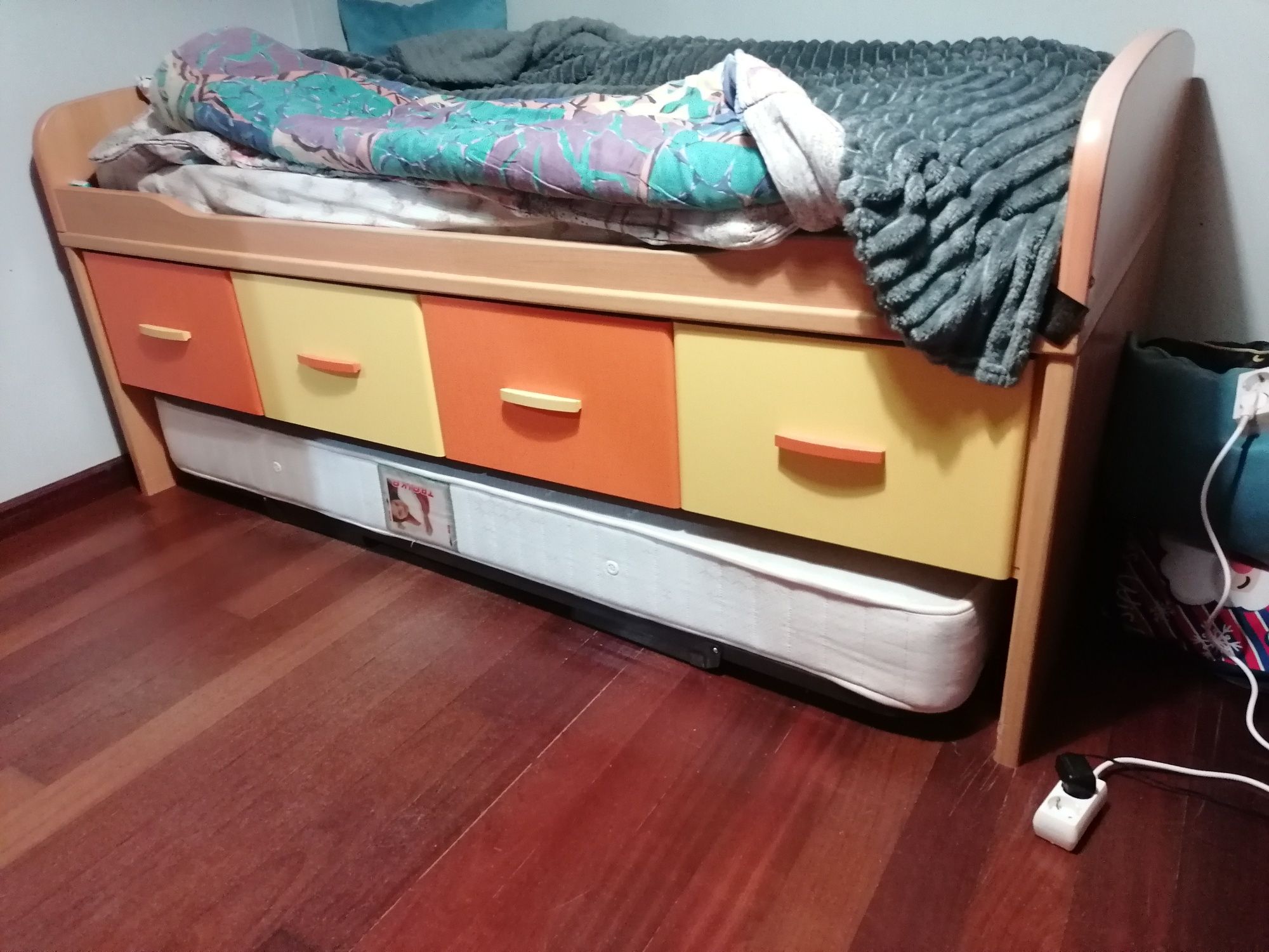 Cama dupla de solteiro com gavetas de arrumação