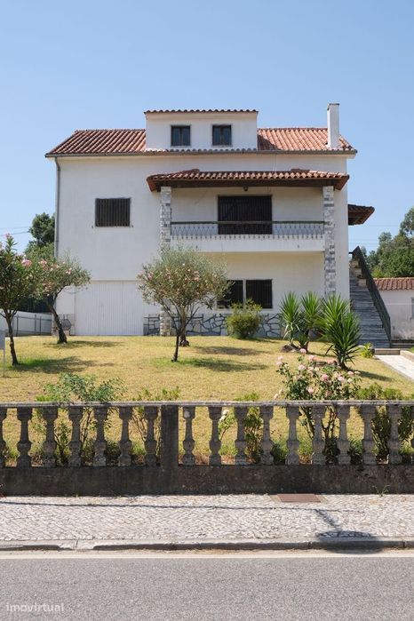 Moradia T6 Independente com jardim envolvente, garagem e espaço de laz