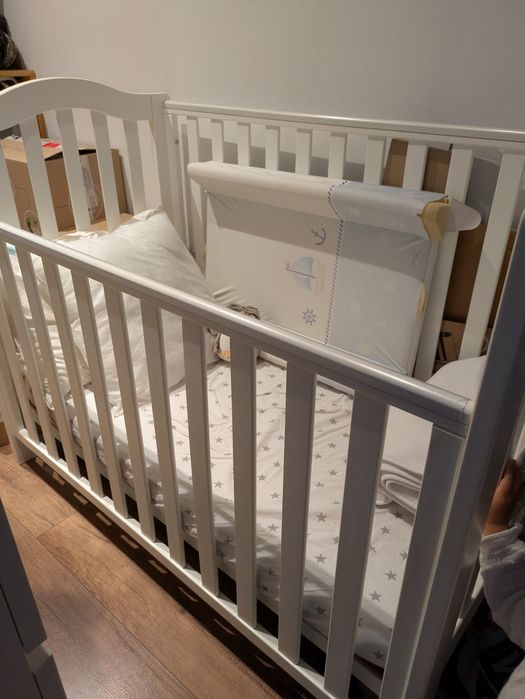 Łóżeczko drewniane ze szczebelkami niemowlęce z materacem