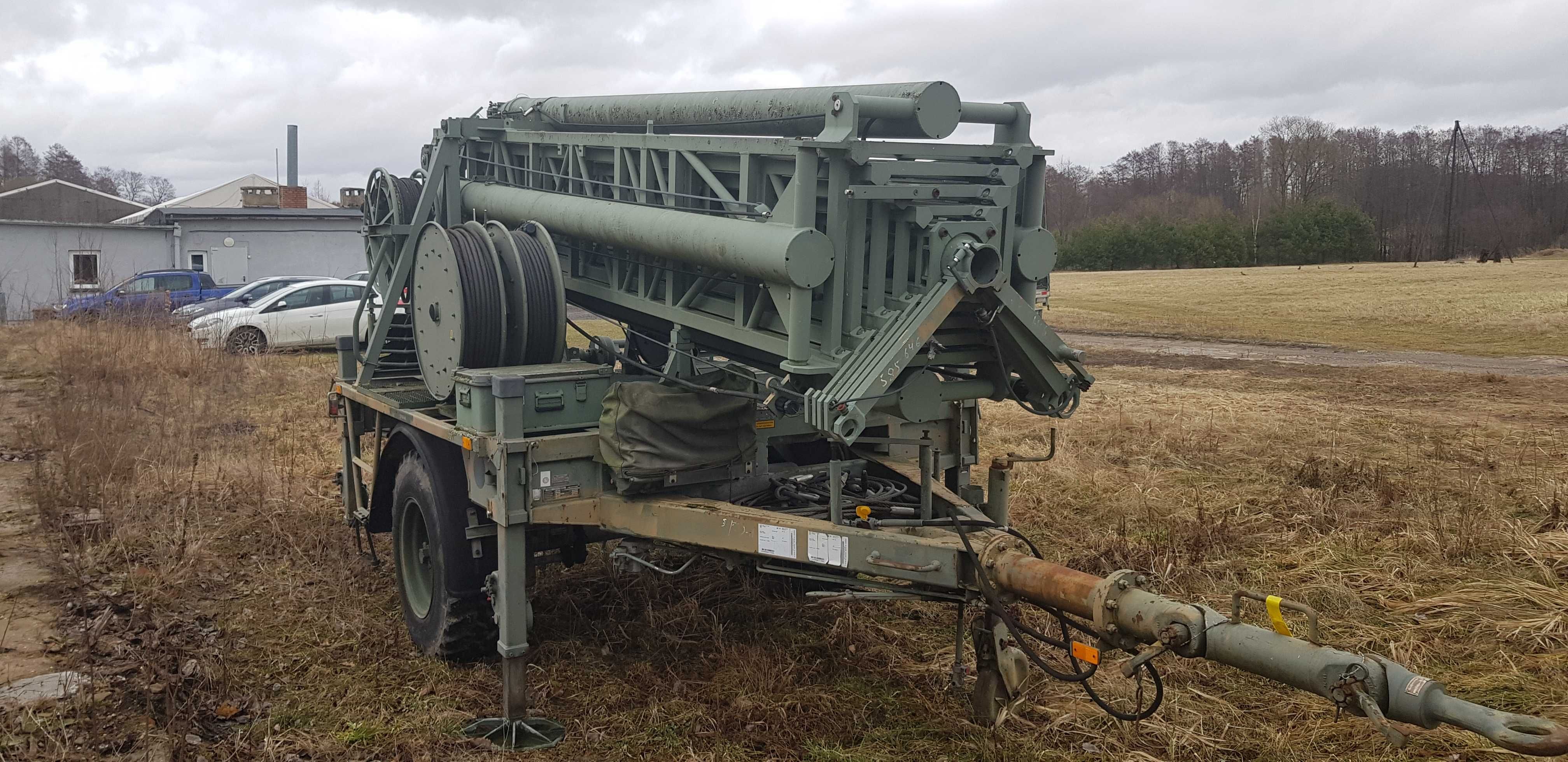 Militaria. Wojskowy maszt mobilny -stacja bazowa telefonii komórkowej.