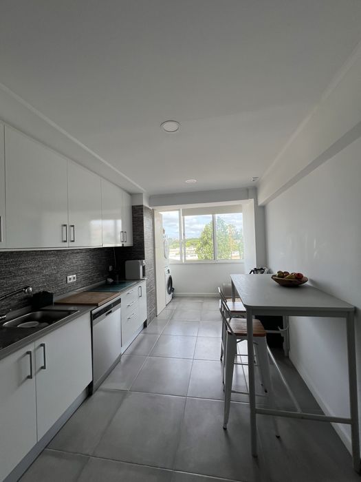 Alugo apartamento t3 Sobreda! Entrada em novembro. 2 rendas e 1 caução