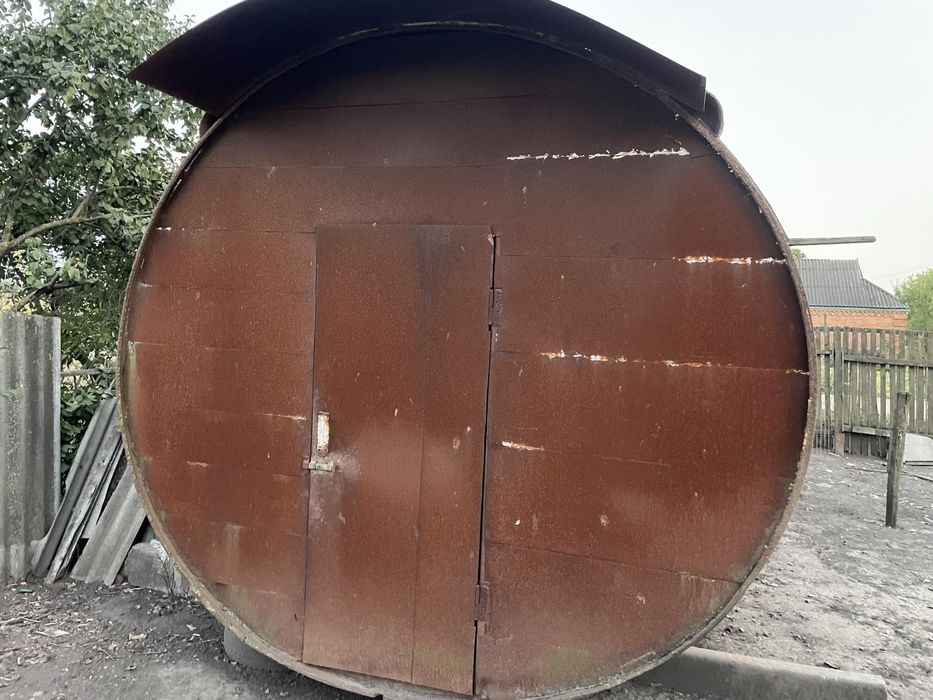 Продам металеву діжку 6.5 м  х 2 м