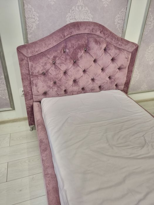 Łóżko dziecięce w tapicerce welurowej glamour srebrne kryształy l