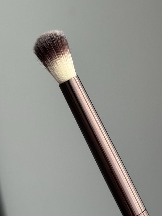 Nowy pędzel do cieni Hourglass nr 4 Crease brush