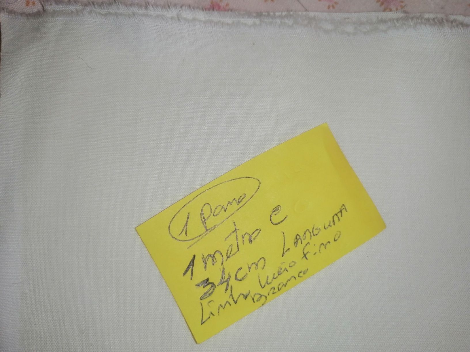 Retalhos de linho meio fino.